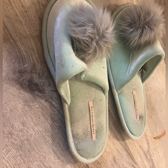 Victoria’s Secret women’s slide on slippers - Picture 2 of 4